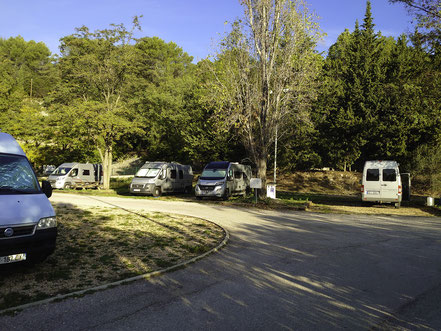 Bild: Wohnmobilreise zu entlegenen Bergdörfern der Provence, hier Stellplatz für Wohnmobile in Bargemon