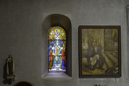 Bild: Buntglasfenster in der Chapelle Notre-Dame d´Héas in den Pyrenäen