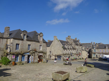 Bild: Locronan am Kirch- und Marktplatz in der Bretagne