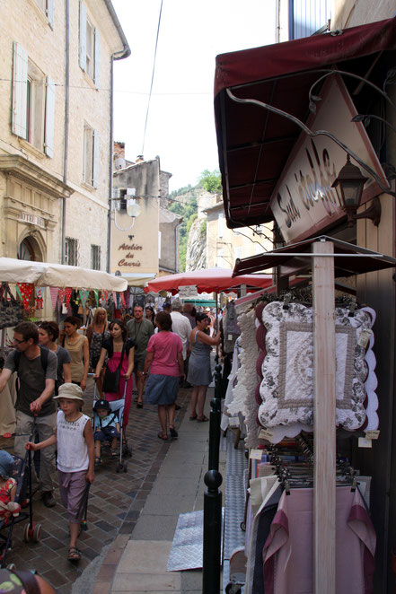 Bild: Markttag in Vaison-la-Romaine