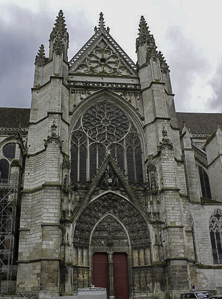 Bild: Seitlicher Eingang zu Kathedrale in Auxerre