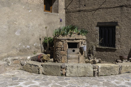 Bild: Alter Steinbackofen vor einem Haus in Mura