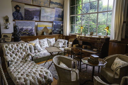 Bild: Wohnzimmerwerkstatt von Claude Monet mit seinen Bildern an der Wand in Giverny
