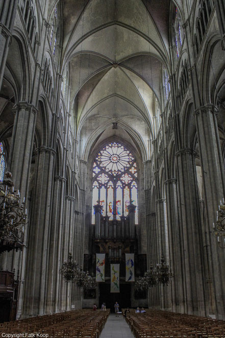 Bild: Blick zur Orgel der gotische Kathedrale Saint-Étienne von Bourges