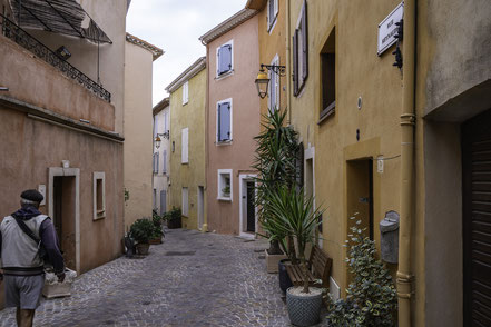 Bild: Viele pastellfarbene Häuser in der Altstadt von Fréjus