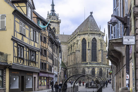 Bild: Blick von der Grand Rue auf die Stiftskirche in Colmar, Elsass