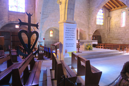 Bild: Im Inneren der Église Notre-Dame-des-Sablones in Aigues Mortes 