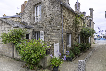 Bild: Ein schöner Blumenschmuck am Granithaus in Barfleur