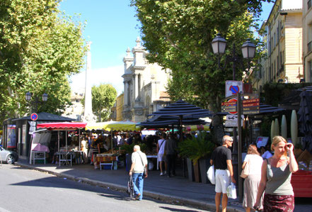 Place des Prêcheurs, Hintergrund Église de la Madeleine aus dem 17. Jh.