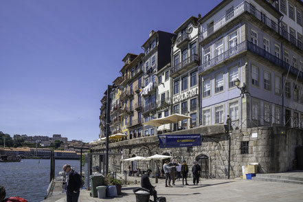 Bild: An der Uferpromenade im Ribeirinho-Viertel in Porto  