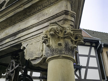Bild: Kapitelle und Inschrift am Sechs-Eimer-Brunnen in Bœrsch