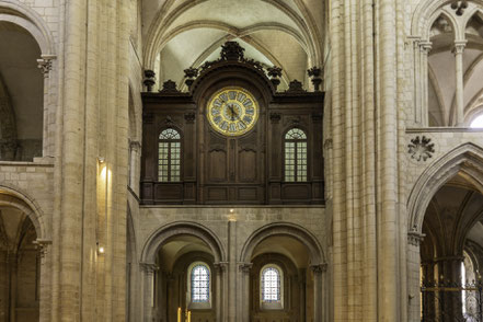 Bild: Uhr im Querschiff der Église Saint-Étienne in Caen