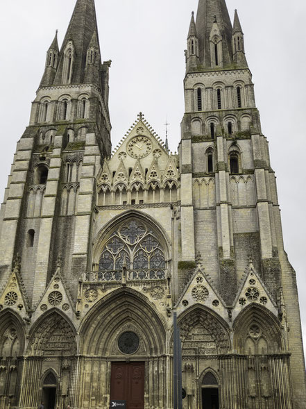 Bild: Ostfassade der Cathédrale Notre-Dame de Bayeux in Bayeux