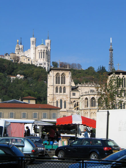 Bild: Sonntags morgens ist ein riesiger Mark entlang der Saône in Lyon