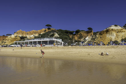 Bild: Restaurant Maré at Pine Cliffs am Weststrand der Praia da Falésia