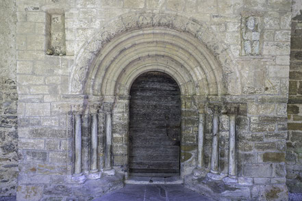 Bild: Das römische Portal der Chapelle Saint-Pierre in Castillon-en-Couserans 