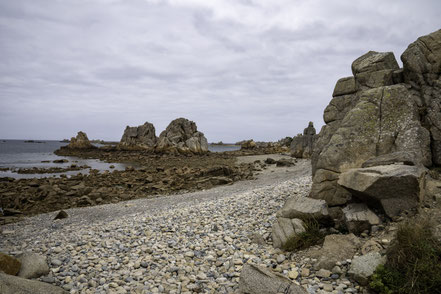 Bild: Rosa Granitküste an der Plage Pors Scaff in der Bretagne