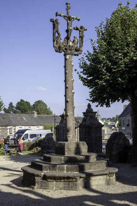 Bild: Blick auf den Kalvarienberg des umfriedeten Pfarrbezirkes in Lampaul-Guimiliau 