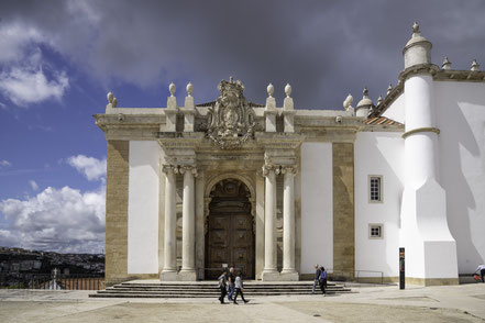 Bild: Portal der Biblioteca Joanina in der Universität Coimbra 