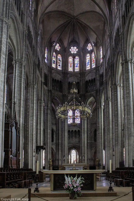 Bild: Blick zum Hauptaltar und Chor der gotische Kathedrale Saint-Étienne von Bourges