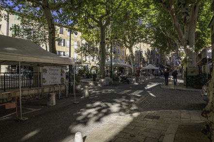 Bild: Am zentralen Marktplatz in Cotignac