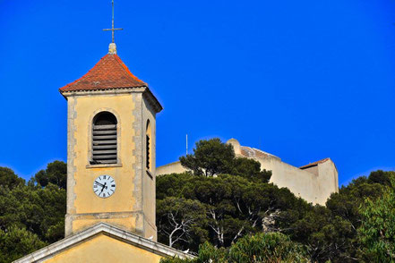 Bild: Place d´Armes mit Église Sainte-Anne, Île de Porquerolles