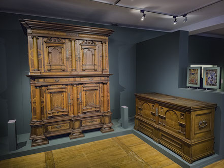 Bild: Skulpturen und Möbel im Musée de l'Œuvre Notre-Dame in Strasbourg