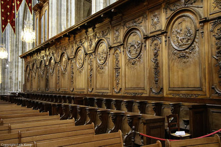 Bild: Holzvertäfelung beim Gestühl im Chor der Cathédrale Sainte-Croix d´Orléans in Orléans