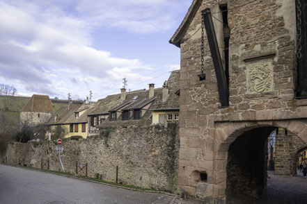 Bild: Stadtmauer am oberen Stadttor in Riquewihr im Elsass, Frankreich