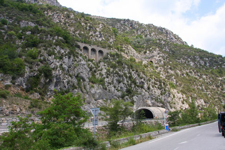 Bild: Straße durch Tunnel nach Saorge