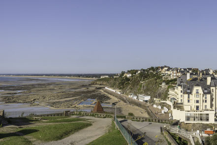 Bild: Blick auf die Unterstadt mit Plage du Plat Gousset und einem Meerwasserschwimmbad