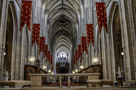 Bild: Blick vom Chor und Hauptaltar zur Orgel der Cathédrale Sainte-Croix d´Orléans in Orléans
