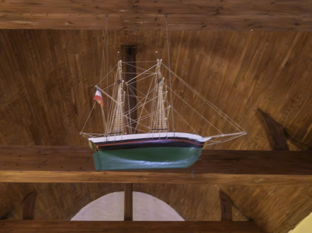 Bild: Schiffsmodelle hängen an der Decke in der Église Saint Gilles in Auderville