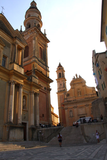 Bild: Parvis St.-Michel, links Basilique St.-Michel-Archange, oben Chapelle de la Conception in Menton