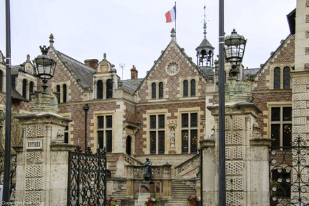 Bild: Eingang zum Hôtel Groslot am Place de l´Étape in Orléans