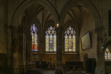 Bild: Seitenschiff mit Buntglasfenster in der Église Saint-Vivien de Rouen