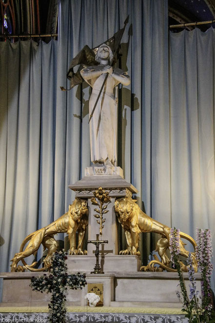 Bild: Statue von Jeanne d´Arc in der Cathédrale Sainte-Croix d´Orléans in Orléans
