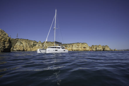 Bild: Bootstour zu der Felsenküste bei Lagos an der Algarve  