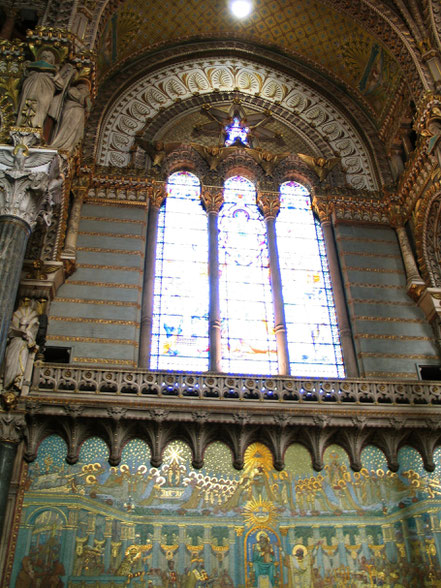 Bild: im Innern der Basilika Notre Dame de Fourvière in Lyon