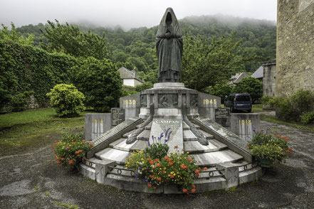 Bild: Denkmal für die Gefallenen "La femme au capulet" in Campan 