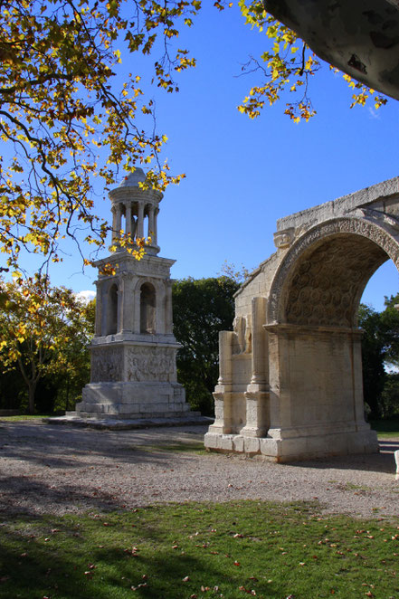 Bild: Mausoleum und Triumpfbogen (Arc muncipal) in St-Rémy-de-Provence