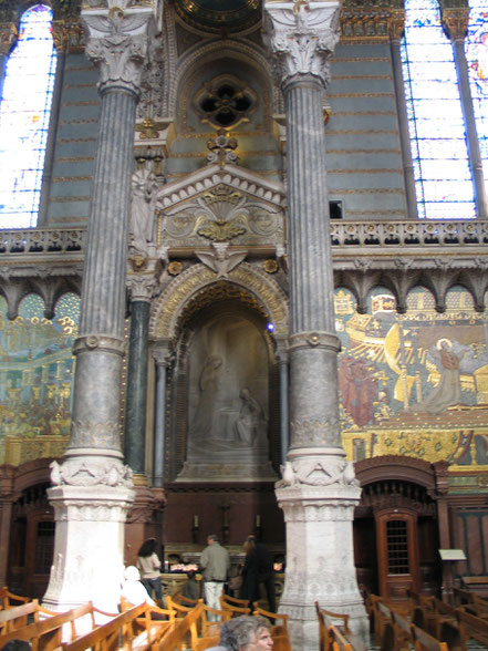 Bild: im Innern der Basilika Notre Dame de Fourvière