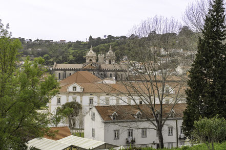 Bild: Blick vom Wohnmobilparkplatz auf die Mosteiro de Santa Maria de Alcobaça 