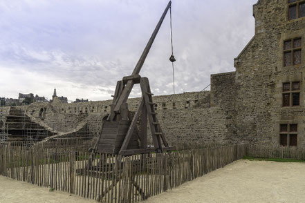 Bild: Steinschleuder im Innenhof des Château de Fougères 