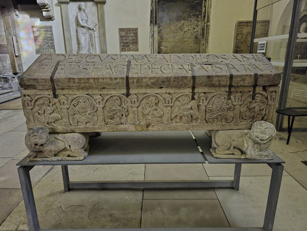 Bild: Sarkophag des Bischofs Adeloch aus 12. Jh. in der Église Saint-Thomas in Strasbourg