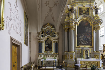 Bild: linke Seitenaltäre vor dem Chor der Abtei- und Pfarrkirche Ebersmünster im Elsass, Frankreich