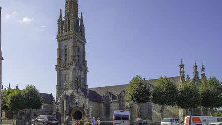 Bild: Die Èglise Notre-Dame des umfriedeten Pfarrbezirk in Lampaul-Guimilau