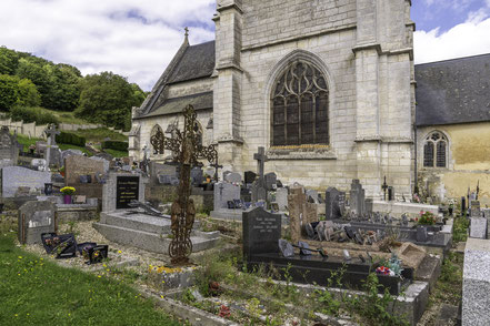 Bild: Blick vom Friedhof auf die Église Saint-Laurent in Marais-Vernier