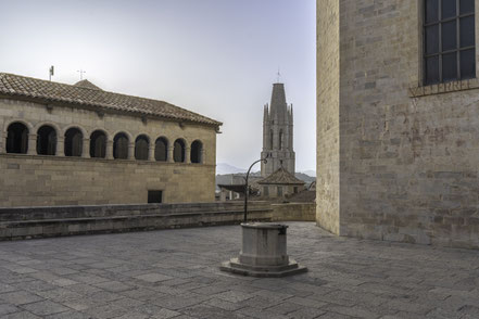 Bild: Blick auf den Turm der Basilica de Sant Feliu und links auf Bilioteca Josep Riera vom Placa dels Apóstols seitlich der Catedral in Girona