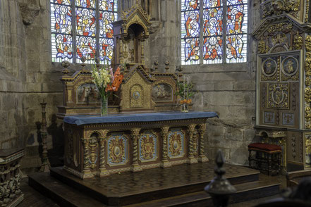 Bild: Der Hochaltar Maître Autel der Kirche des umfriedeten Pfarrbezirkes in Lampaul-Guimiliau 